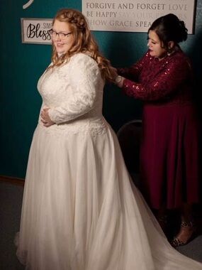 Elegant Ivory Lace Long-Sleeve Bridal Gown Fully Lined